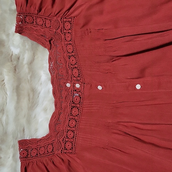 Rust red buttoned peasant top. - Picture 1 of 8